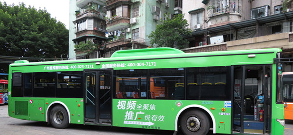 公交車廣告