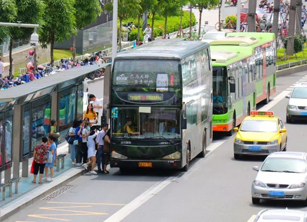 皇氏乳業(yè)南寧公交車廣告