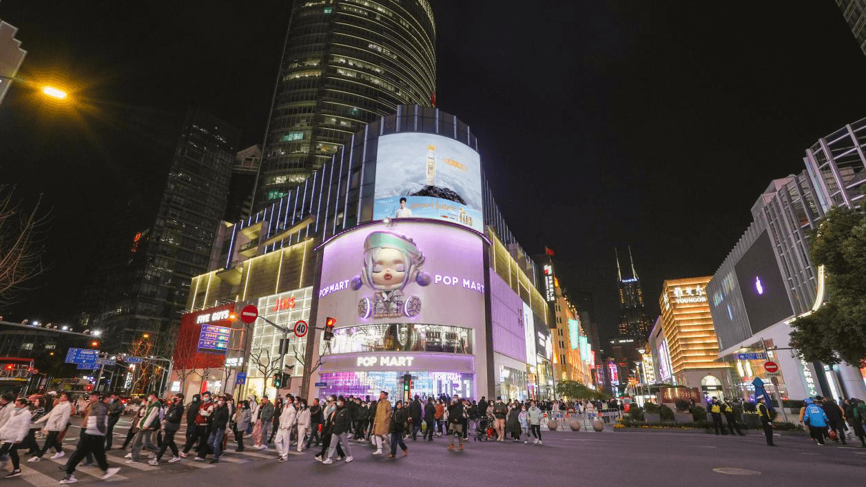 上海宏伊國(guó)際廣場(chǎng)廣告價(jià)格多少錢？外灘宏伊國(guó)際泡泡瑪特LED屏廣告