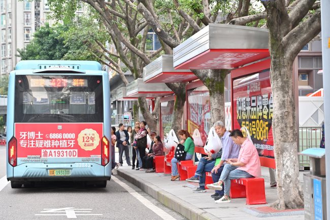 重慶候車亭站臺廣告價格收費標準，重慶公交車站站亭廣告位置優(yōu)勢