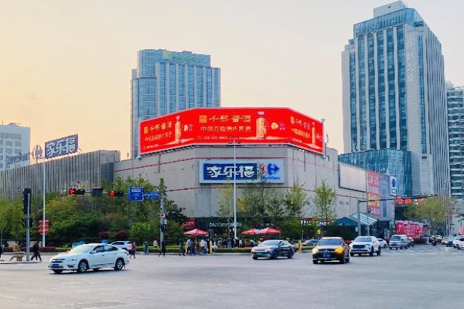 青島香港中路家樂福樓頂LED高雄路外墻大屏廣告，青島大屏廣告價(jià)格