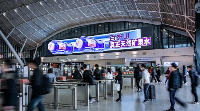 武漢高鐵站進站大廳北側上方巨型LED橫屏，武漢火車站大屏廣告價格