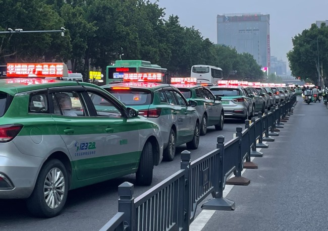 鄭州出租車廣告價(jià)格收費(fèi)，鄭州出租車頂LED彩屏廣告發(fā)布案例圖