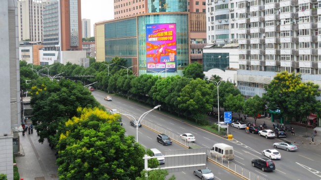 武漢洪山珞喻路電腦大世界外墻豎屏LED廣告牌，武漢LED大屏廣告價(jià)格