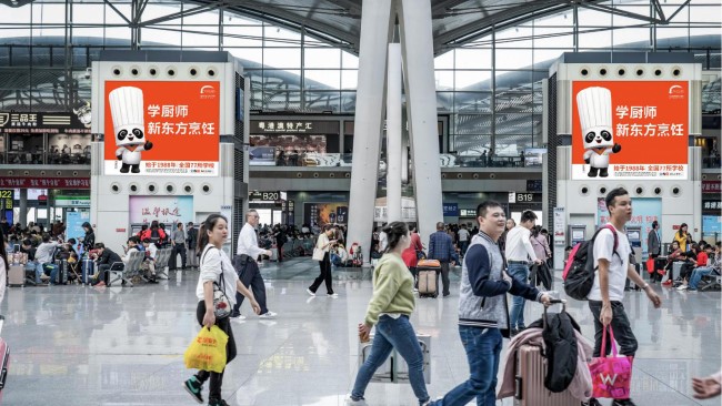 廣州南站三層候車座椅區(qū)上方燈箱廣告，廣州南高鐵站廣告牌價(jià)格