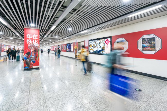 長沙地鐵火車南站站通道墻貼廣告投放，長沙地鐵廣告價格